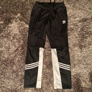 Sporty Adidas “Blue Tag” Track Pants! 🏃🏻‍♀️🏃🏾‍♂️Size US - L (Junior)